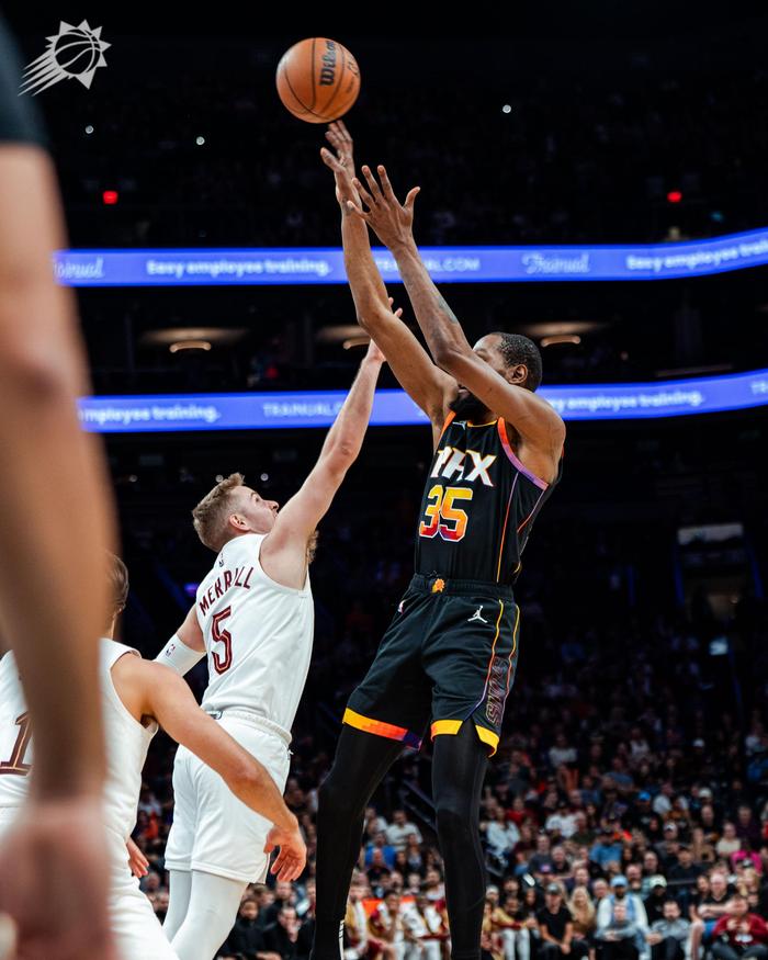 重要助攻引发热议！，杜兰特在皇家马德里比赛中表现优异再创辉煌时刻的简单介绍-爱游戏官方平台